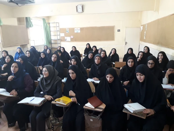 دکتر بیگی مسئول دفتر نهاد نمایندگی ولی فقیه در دانشگاه فرهنگیان آذربایجان غربی:

معلمی عشق است ،هنر است وافرادی مثل شهیدحججی ها و فهمیده ها در کلاس های شما آموزش می بینند.
 2