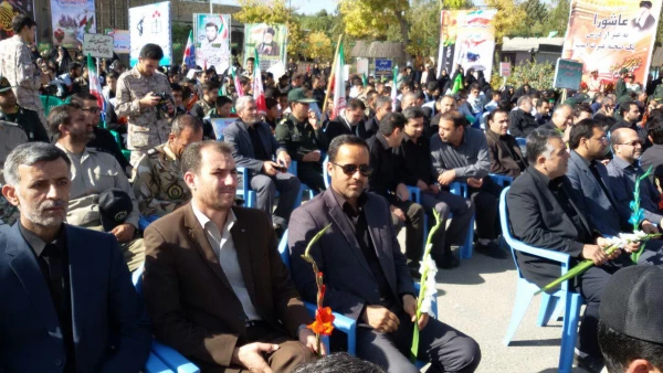 حضور اساتید و کارکنان دانشگاه فرهنگیان در مراسم 

غبارروبی و گل افشانی مزار مطهر شهدا بمناسبت هفته دفاع مقدس