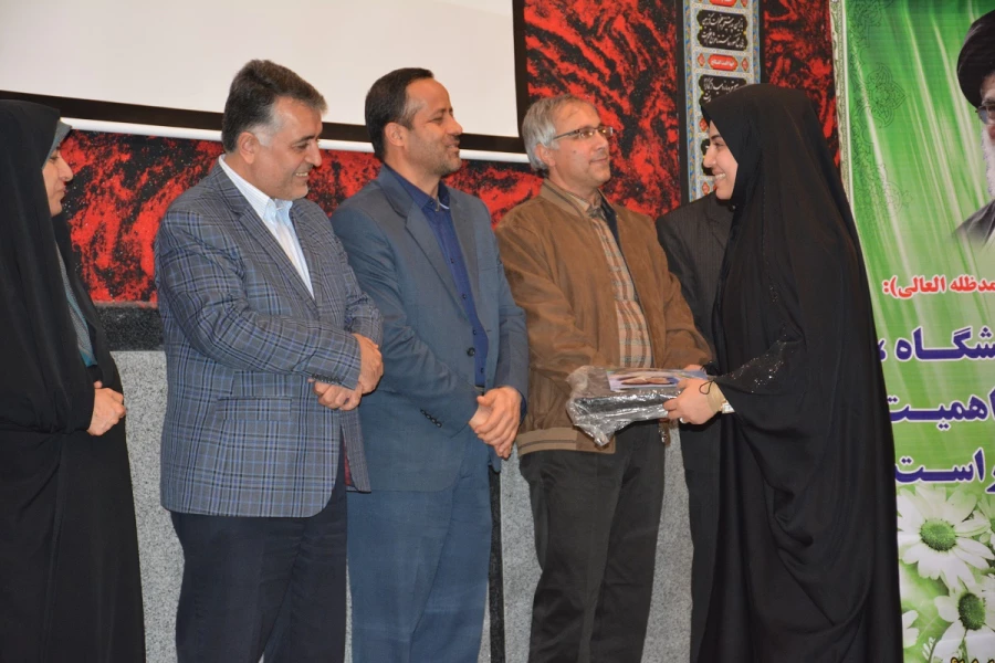 به مناسبت گرامیداشت روز ملی کیفیت 

از تلاشگران عرصه ارتقاء کیفیت آموزشی اساتید، کارکنان و دانشجومعلمان برتر استان تجلیل به عمل آمد.