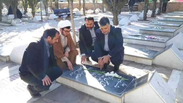 مدیران و دانشجویان دانشگاه فرهنگیان آذربایجان غربی با آرمان های والای شهدا و امام راحل تجدید میثاق کردند.