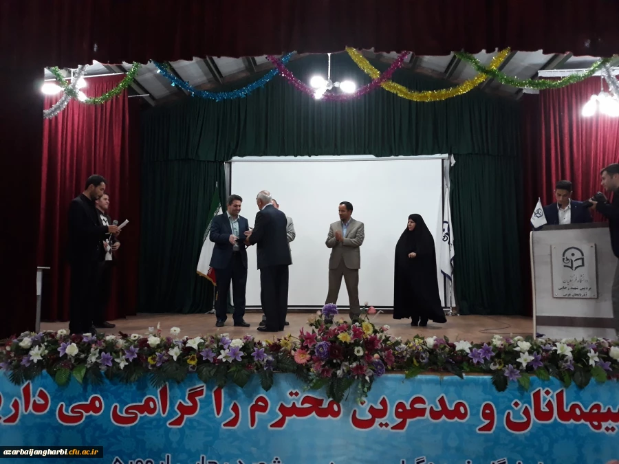 دکتر علی محمودلو خطاب به اساتید و دانشجو معلمان:

بر خود می بالم که بتوانم در این عرصه خدمتگزاری شایسته برای شما باشم 7