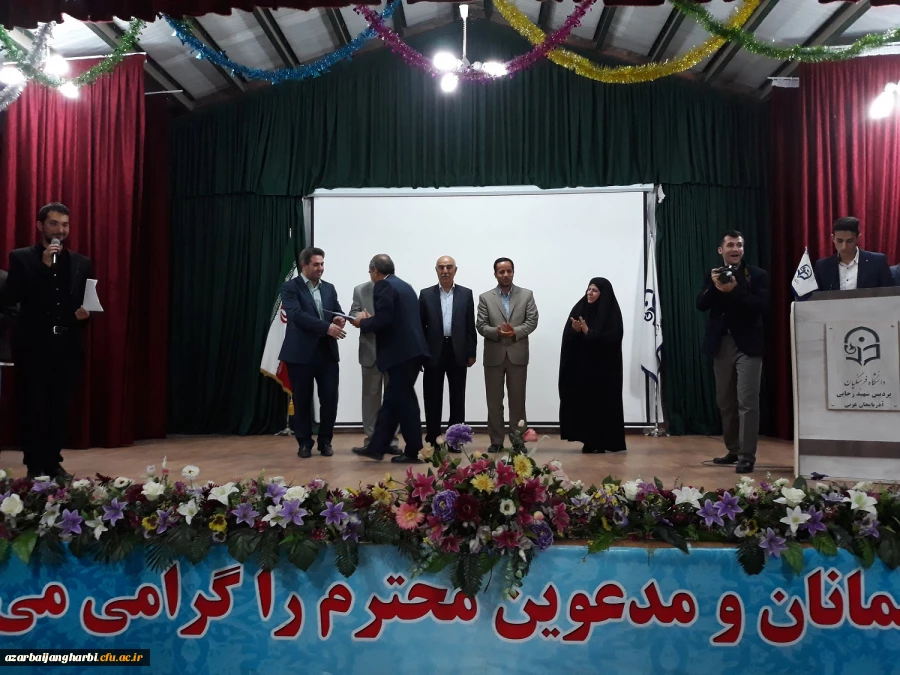 دکتر علی محمودلو خطاب به اساتید و دانشجو معلمان:

بر خود می بالم که بتوانم در این عرصه خدمتگزاری شایسته برای شما باشم 10