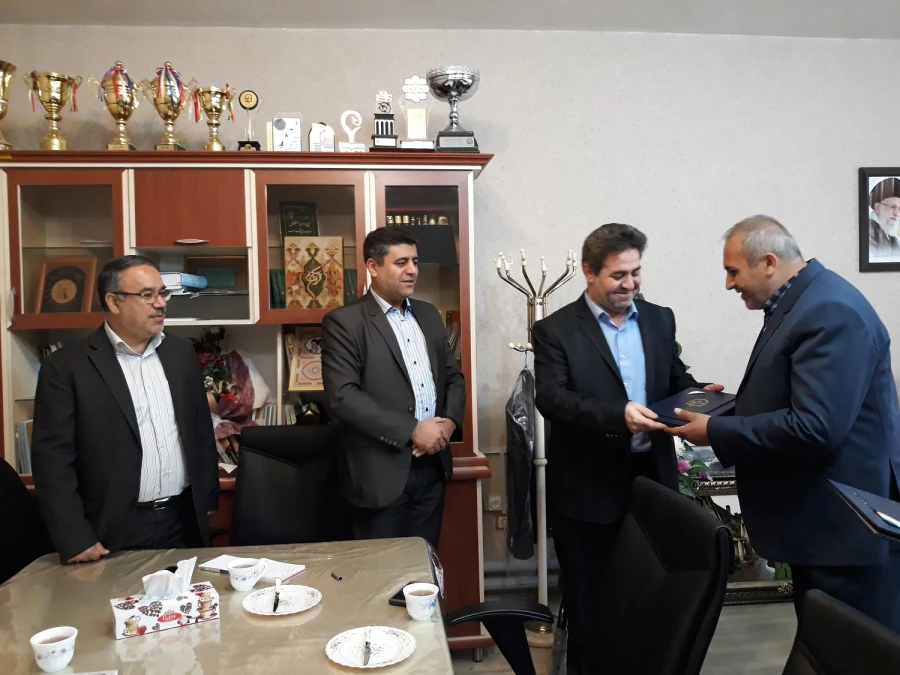 با حضور مسئولین امورمالی سازمان مرکزی دانشگاه فرهنگیان کشور

مراسم تکریم و معارفه کارشناس مسئول امور مالی و طرح و برنامه استان برگزار شد 3