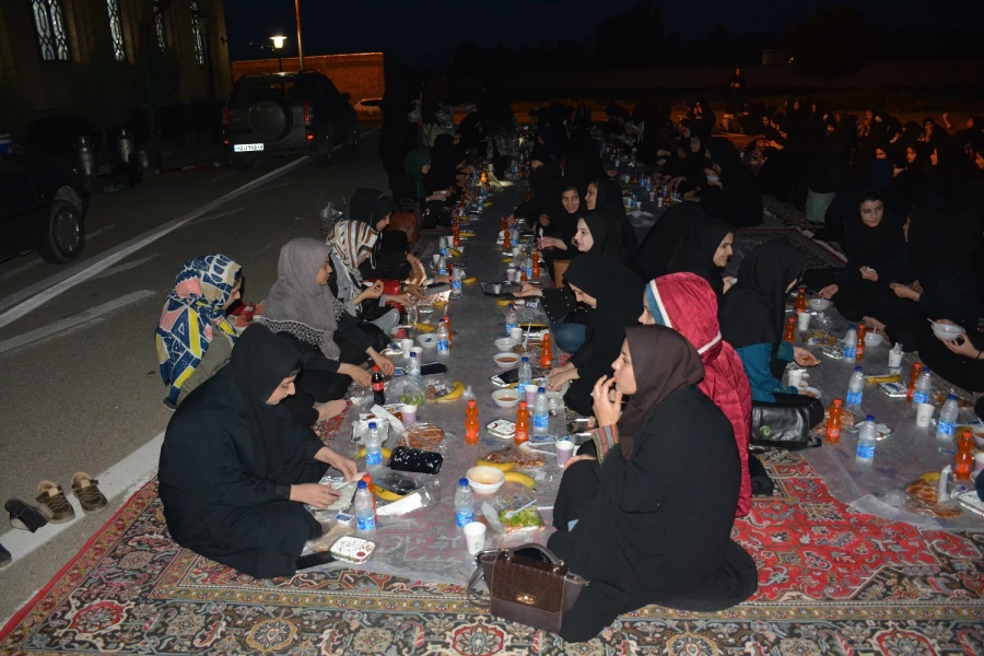 مراسم ضیافت افطار دانشجویان علامه طباطبایی ارومیه در کنار بارگاه امامزاده قریب حسن ارومیه برگزار شد 7