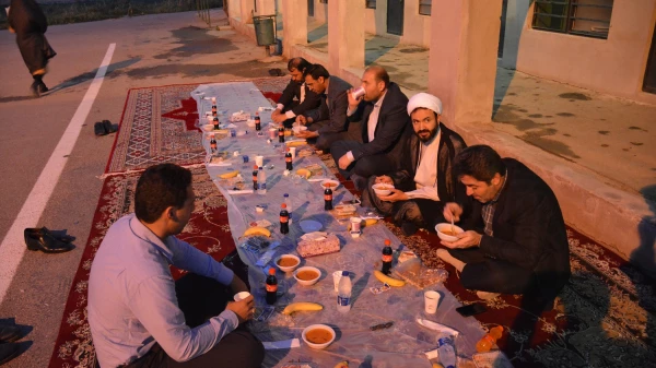 مراسم ضیافت افطار دانشجویان علامه طباطبایی ارومیه در کنار بارگاه امامزاده قریب حسن ارومیه برگزار شد 8