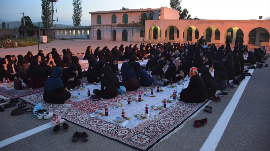 مراسم ضیافت افطار دانشجویان علامه طباطبایی ارومیه در کنار بارگاه امامزاده قریب حسن ارومیه برگزار شد 10