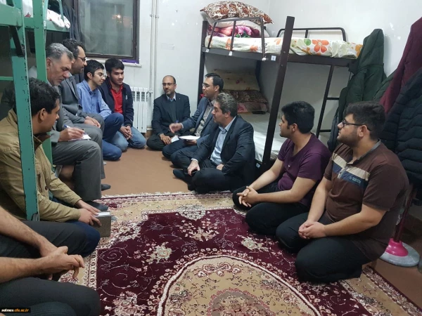 در سرای دانشجویی مرکز امام خمینی(ره) سلماس

گفتگوی صمیمی دکتر محمودلو سرپرست امور پردیس های آذربایجان غربی با دانشجو معلمان