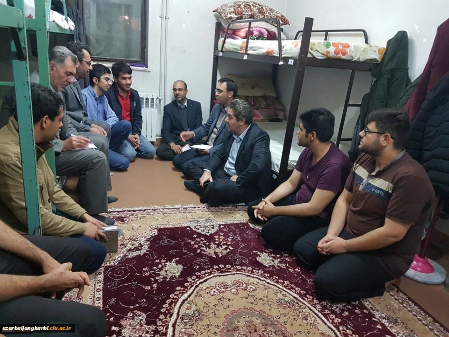 در سرای دانشجویی مرکز امام خمینی(ره) سلماس

گفتگوی صمیمی دکتر محمودلو سرپرست امور پردیس های آذربایجان غربی با دانشجو معلمان