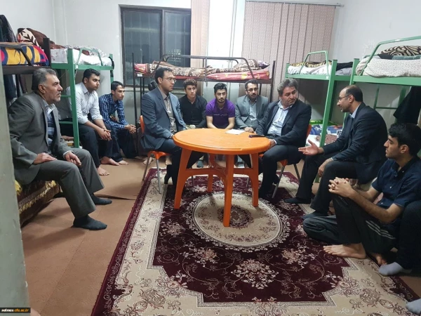 در سرای دانشجویی مرکز امام خمینی(ره) سلماس

گفتگوی صمیمی دکتر محمودلو سرپرست امور پردیس های آذربایجان غربی با دانشجو معلمان
 4