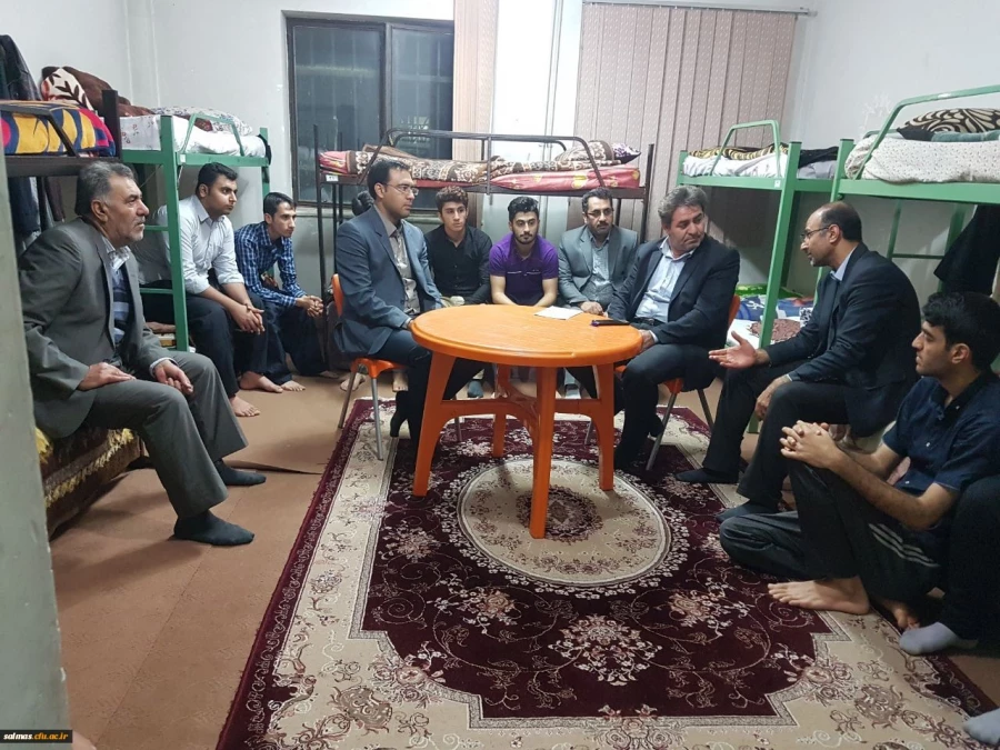 در سرای دانشجویی مرکز امام خمینی(ره) سلماس

گفتگوی صمیمی دکتر محمودلو سرپرست امور پردیس های آذربایجان غربی با دانشجو معلمان
 4