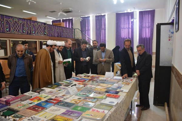 بمناسبت گرامیداشت هفته کتابخوانی نمایشگاه کتاب در پردیس شهید رجایی ارومیه افتتاح شد 2