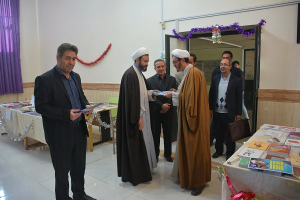 بمناسبت گرامیداشت هفته کتابخوانی نمایشگاه کتاب در پردیس شهید رجایی ارومیه افتتاح شد 5