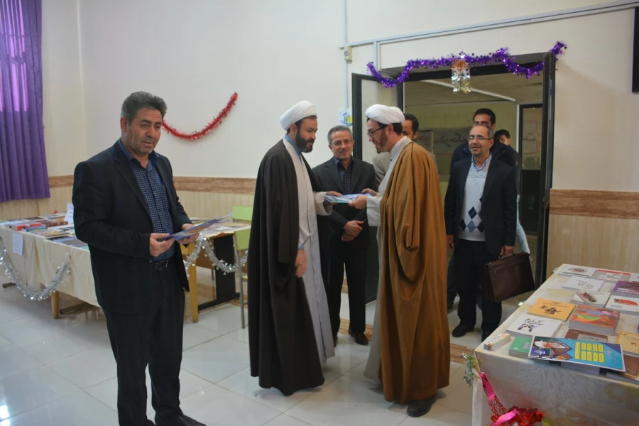 بمناسبت گرامیداشت هفته کتابخوانی نمایشگاه کتاب در پردیس شهید رجایی ارومیه افتتاح شد 5