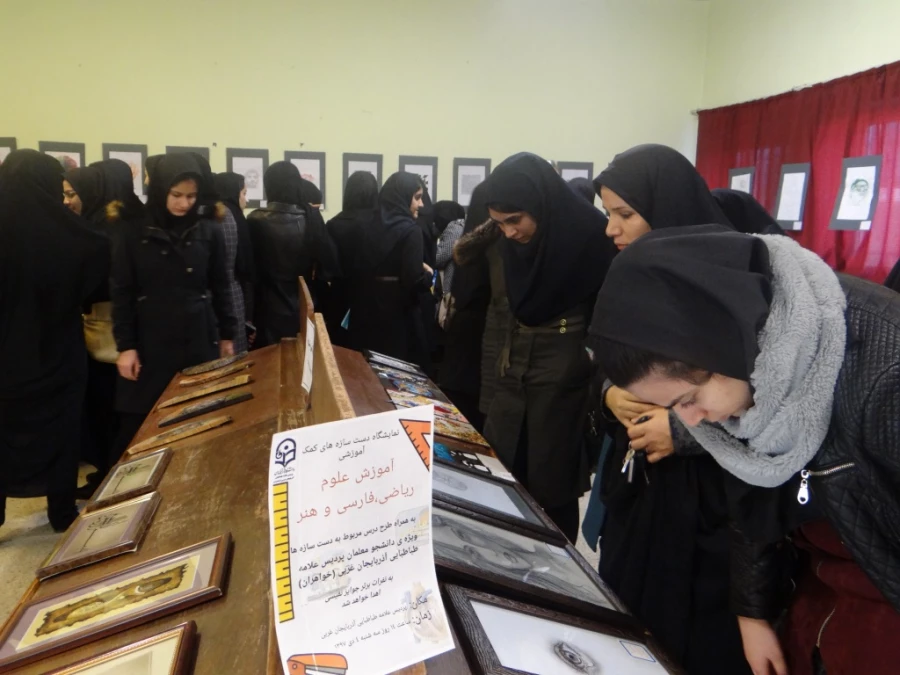 برگزاری نمایشگاه دست سازه های کمک آموزشی به مناسبت هفته پژوهش در پردیس علامه طباطبایی ارومیه 5