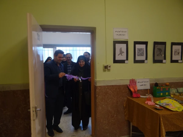 برگزاری نمایشگاه دست سازه های کمک آموزشی به مناسبت هفته پژوهش در پردیس علامه طباطبایی ارومیه 7