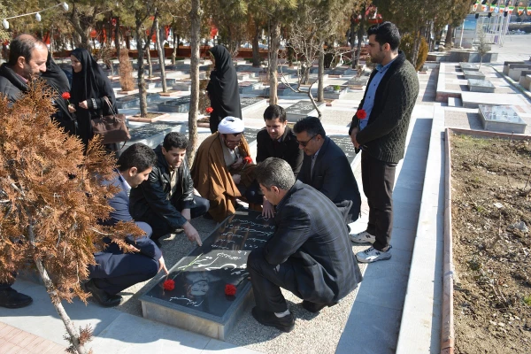 با حضور مسئولان،اساتید و کارکنان دانشگاه فرهنگیان استان آذربایجان غربی

آئین غبارروبی و عطرافشانی قبور مطهر شهدای ارومیه برگزار شد
 2