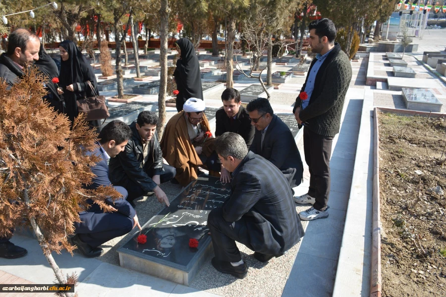 با حضور مسئولان،اساتید و کارکنان دانشگاه فرهنگیان استان آذربایجان غربی

آئین غبارروبی و عطرافشانی قبور مطهر شهدای ارومیه برگزار شد
 2