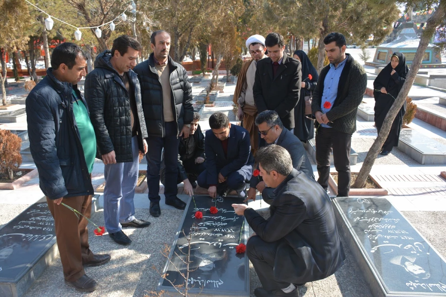 با حضور مسئولان،اساتید و کارکنان دانشگاه فرهنگیان استان آذربایجان غربی

آئین غبارروبی و عطرافشانی قبور مطهر شهدای ارومیه برگزار شد
 3