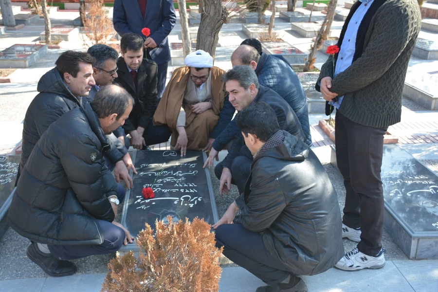 با حضور مسئولان،اساتید و کارکنان دانشگاه فرهنگیان استان آذربایجان غربی

آئین غبارروبی و عطرافشانی قبور مطهر شهدای ارومیه برگزار شد
 6