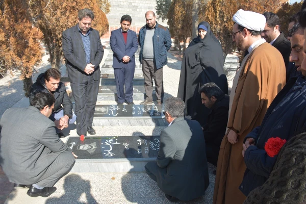 با حضور مسئولان،اساتید و کارکنان دانشگاه فرهنگیان استان آذربایجان غربی

آئین غبارروبی و عطرافشانی قبور مطهر شهدای ارومیه برگزار شد
 7