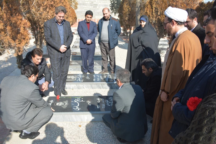 با حضور مسئولان،اساتید و کارکنان دانشگاه فرهنگیان استان آذربایجان غربی

آئین غبارروبی و عطرافشانی قبور مطهر شهدای ارومیه برگزار شد
 7