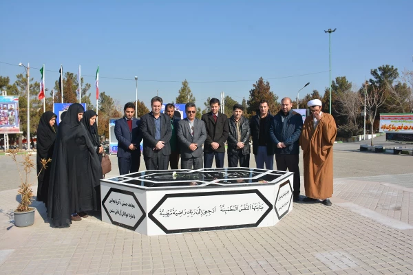 با حضور مسئولان،اساتید و کارکنان دانشگاه فرهنگیان استان آذربایجان غربی

آئین غبارروبی و عطرافشانی قبور مطهر شهدای ارومیه برگزار شد
 8