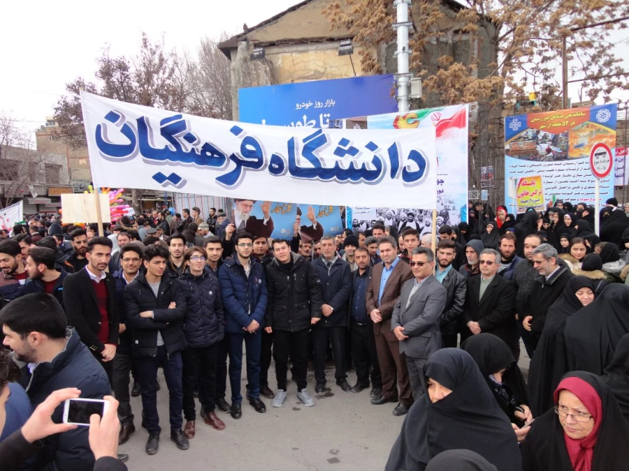 شرکت گسترده مسئولین، اساتید و کارکنان دانشگاه فرهنگیان استان آذربایجان غربی در راهپیمایی 22 بهمن سال 97