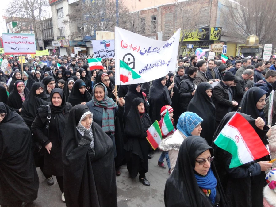 شرکت گسترده مسئولین، اساتید و کارکنان دانشگاه فرهنگیان استان آذربایجان غربی در راهپیمایی 22 بهمن سال 97