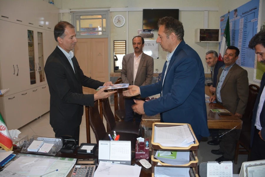 بمناسبت گرامیداشت دهه ی سرآمدی آموزش و روز کارورزی

تجلیل از مدیران و معلمان راهنمای مدارس مجری طرح کارورزی با حضور معاونین و کارشناسان دانشگاه فرهنگیان و آموزش و پرورش استان آذربایجان غربی در مدارس