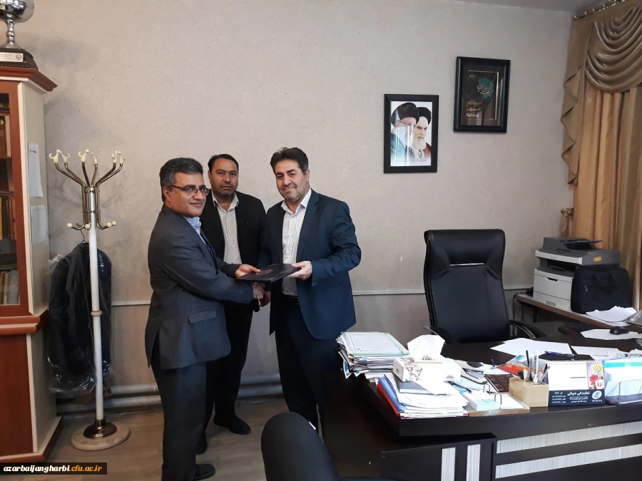 به مناسبت گرامیداشت روز ارتباطات و روابط عمومی 

از رابطین روابط عمومی پردیس های شهید رجایی ارومیه و علامه طباطبایی خواهران با اهدای لوح تجلیل به عمل آمد