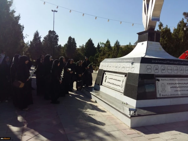 غبارروبی و گل افشانی مزار شهدای معظم هشت سال دفاع مقدس و شهدای معزز مدافعین حرم توسط دانشجو معلمان پردیس علامه طباطبایی آذربایجان غربی 2