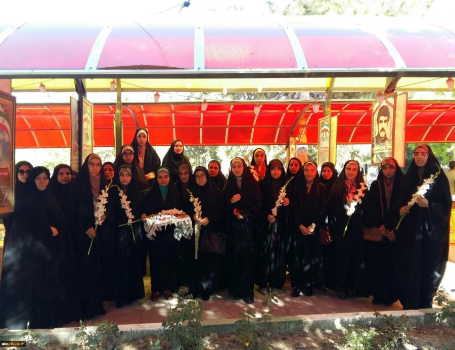 غبارروبی و گل افشانی مزار شهدای معظم هشت سال دفاع مقدس و شهدای معزز مدافعین حرم توسط دانشجو معلمان پردیس علامه طباطبایی آذربایجان غربی