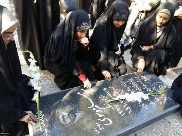 غبارروبی و گل افشانی مزار شهدای معظم هشت سال دفاع مقدس و شهدای معزز مدافعین حرم توسط دانشجو معلمان پردیس علامه طباطبایی آذربایجان غربی 4