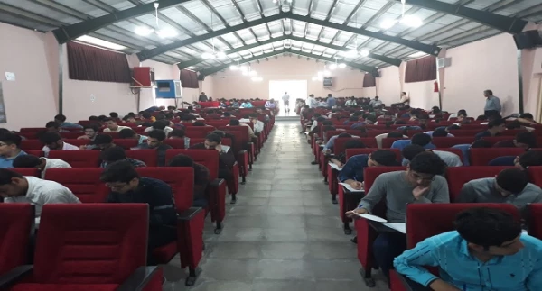 دکتر علی محمودلو سرپرست امور پردیس های استان از حوزه امتحانی پردیس شهید رجایی آذربایجان غربی بازدید نمودند 2