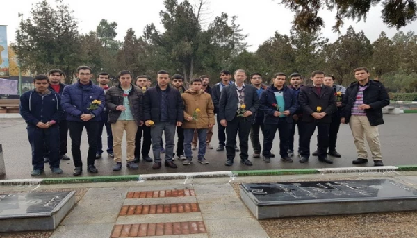 غبارروبی مزارمطهر شهدا توسط جمعی از دانشجویان پردیس شهید رجایی آذربایجان غربی 