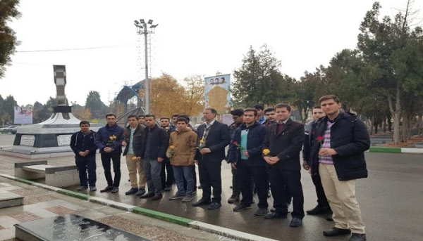 غبارروبی مزارمطهر شهدا توسط جمعی از دانشجویان پردیس شهید رجایی آذربایجان غربی 3