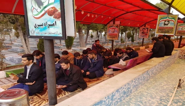 غبارروبی مزارمطهر شهدا توسط جمعی از دانشجویان پردیس شهید رجایی آذربایجان غربی 4