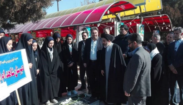 مسئولین، اساتید و کارکنان پردیس های دانشگاه فرهنگیان استان آذربایجان غربی در مراسم میهمانی لاله ها در مزار مطهر شهدای ارومیه حضور یافتند 