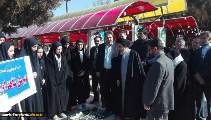 مسئولین، اساتید و کارکنان پردیس های دانشگاه فرهنگیان استان آذربایجان غربی در مراسم میهمانی لاله ها در مزار مطهر شهدای ارومیه حضور یافتند 