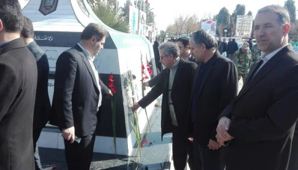 مسئولین، اساتید و کارکنان پردیس های دانشگاه فرهنگیان استان آذربایجان غربی در مراسم میهمانی لاله ها در مزار مطهر شهدای ارومیه حضور یافتند 3