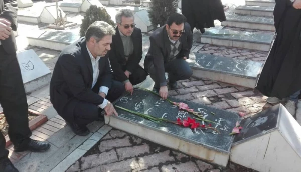 مسئولین، اساتید و کارکنان پردیس های دانشگاه فرهنگیان استان آذربایجان غربی در مراسم میهمانی لاله ها در مزار مطهر شهدای ارومیه حضور یافتند 7