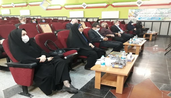 ما به ارتقای کیفیت در آموزش بها می دهیم و در این راستا از نکته نظرات و ایده های  اساتید و دانشجویان استقبال می کنیم 2