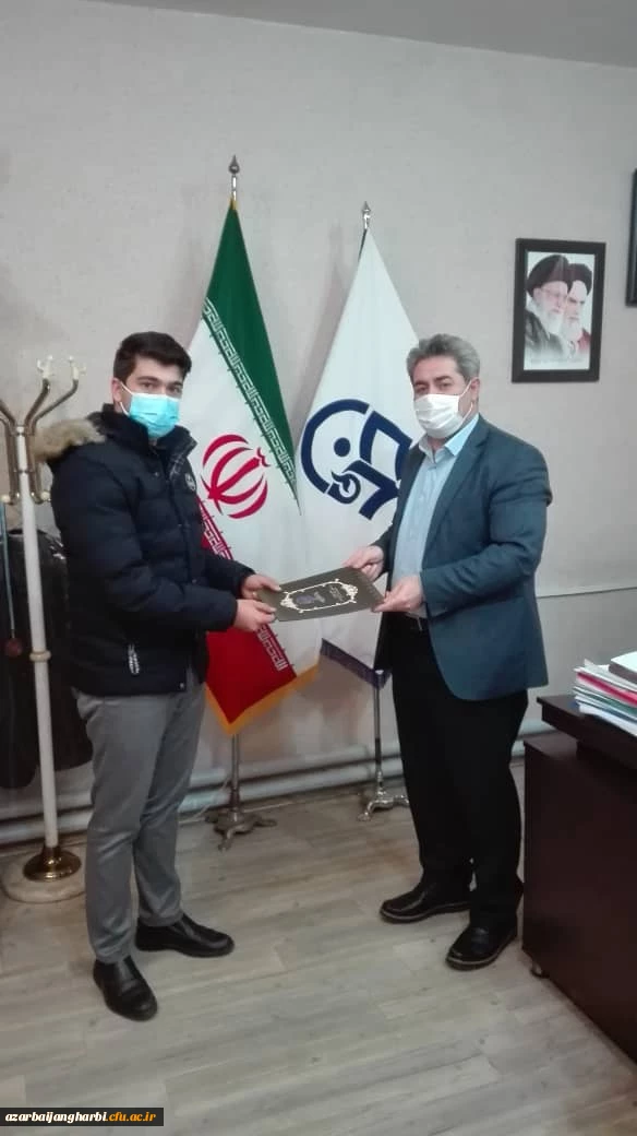 بمناسبت گرامیداشت هفته کتاب و کتابخوانی ، کتابخوانان  برتر مورد تجلیل قرار گرفتند