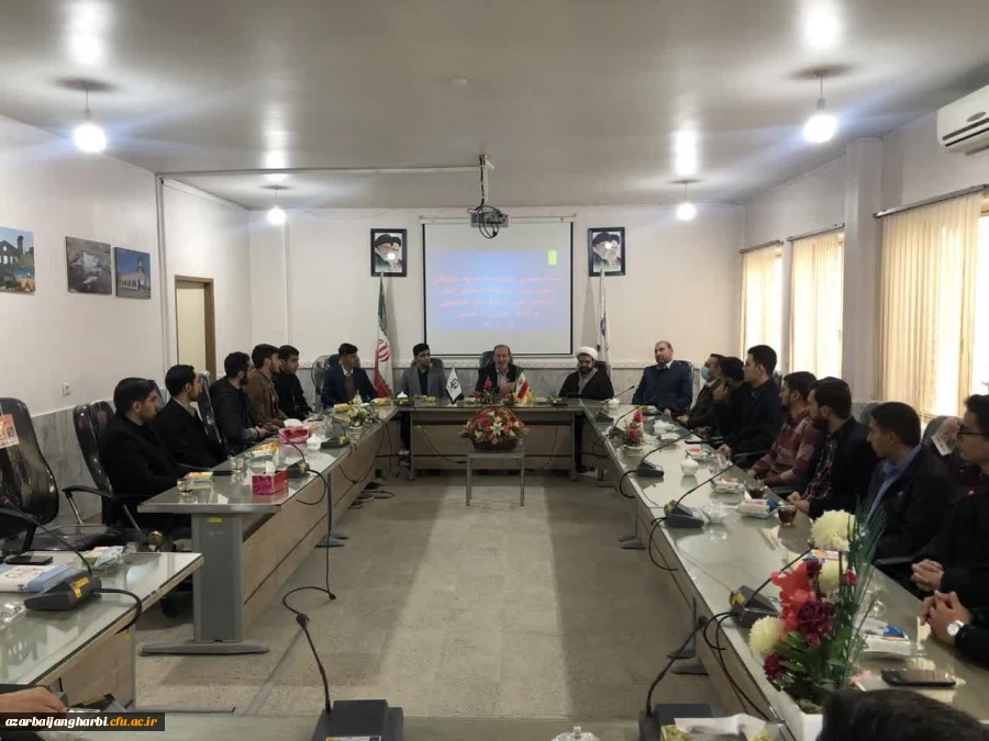 نشست صمیمی مسئول نهاد نمایندگی مقام معظم رهبری در دانشگاه فرهنگیان استان با فعالین فرهنگی  و سیاسی مرکز امام خمینی سلماس 3