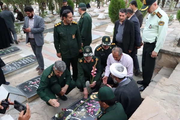 حجت الاسلام اصغری رئیس دانشگاه فرهنگیان استان در آیین عطر افشانی مزار شهدا حضور یافت 5