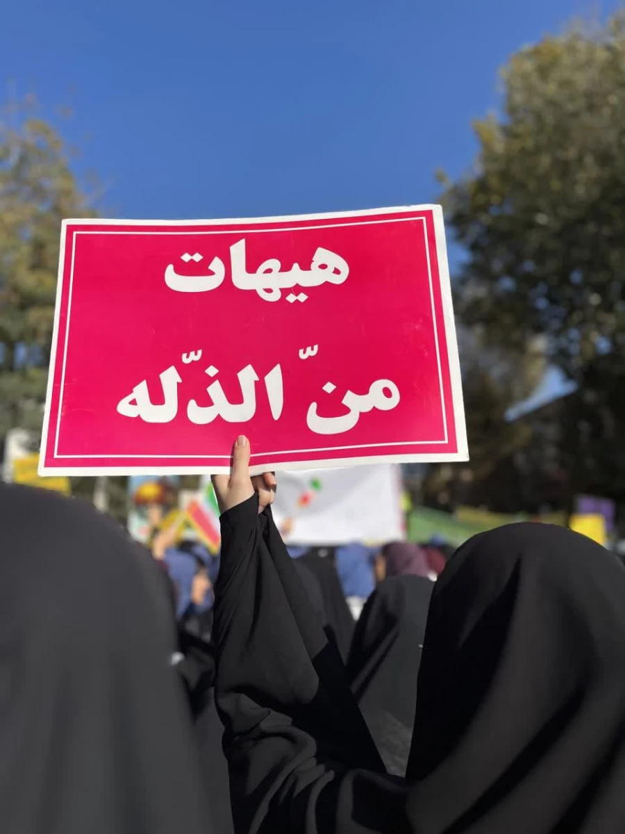 شرکت حداکثری اساتید،کارکنان و دانشجومعلمان مرکز شهید مطهری خوی در راهپیمایی یوم الله ۱۳ آبان 7