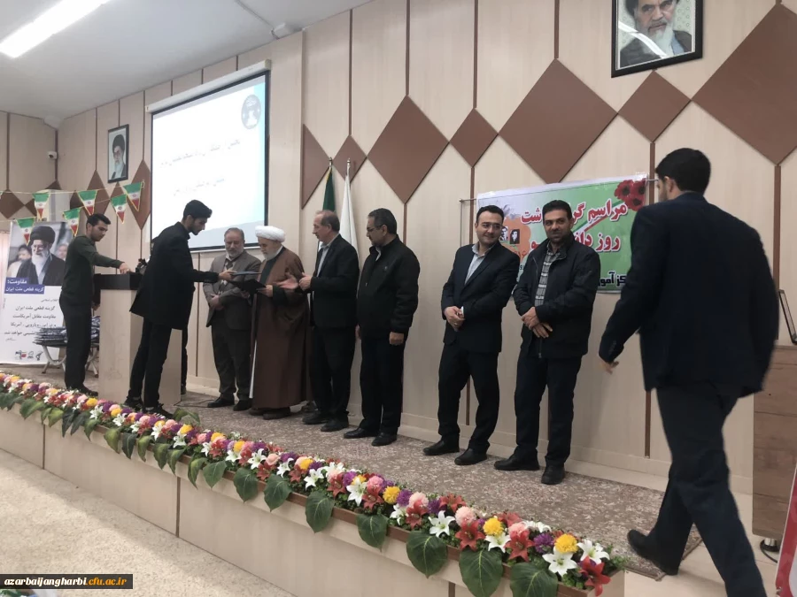 مراسم گرامیداشت 16 آذر روز دانشجو در مرکز امام خمینی(ره) سلماس برگزار شد.