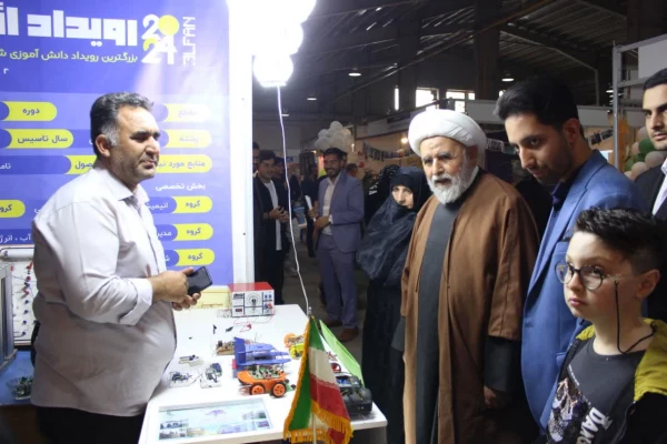 بازدید حجت الاسلام اصغری از نمایشگاه ال فن دانش آموزی  3