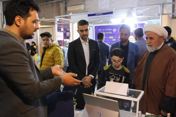 بازدید حجت الاسلام اصغری از نمایشگاه ال فن دانش آموزی  4