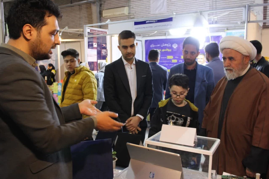 بازدید حجت الاسلام اصغری از نمایشگاه ال فن دانش آموزی  4